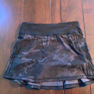 Lululemon Pace Rival Mid Rise 13” skirt. Size 2, camp